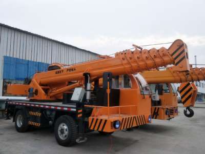 广东吊车与山东亿宏机械 10吨汽车吊在建筑工程与路桥施工中的专业应用